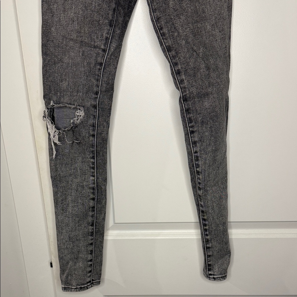 Express High Rise Black Acid Wash Button-Up Jeans - Picture 6 of 11